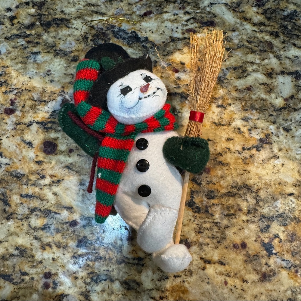 2005‎ Annalee Festive Snowman Plush with Scarf and Broom